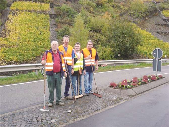 Ein Team der FWG sorgte dafür, dass Unkraut und Unrat beseitigt wurden, und bepflanzten zusätzlich den oberen Ortseingang.Privat