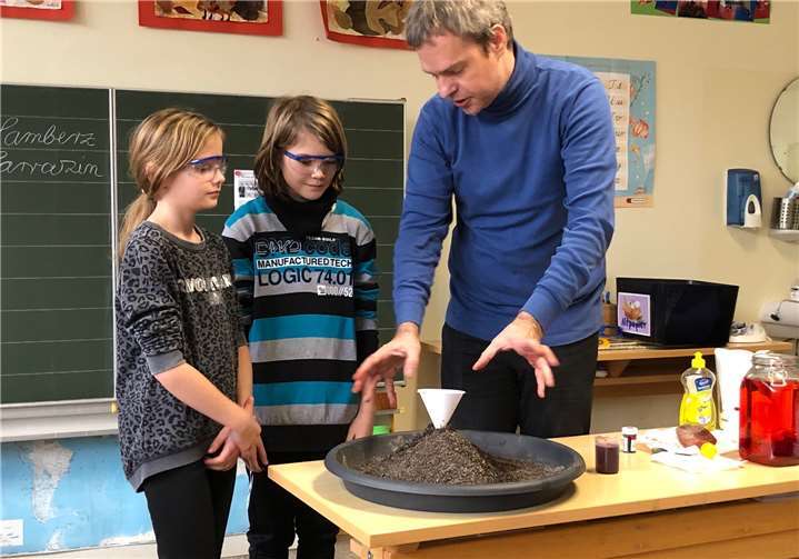 Ein Team des Geysirzentrums aus Andernach erklärte den Kindern das Thema „Vulkane“.privat