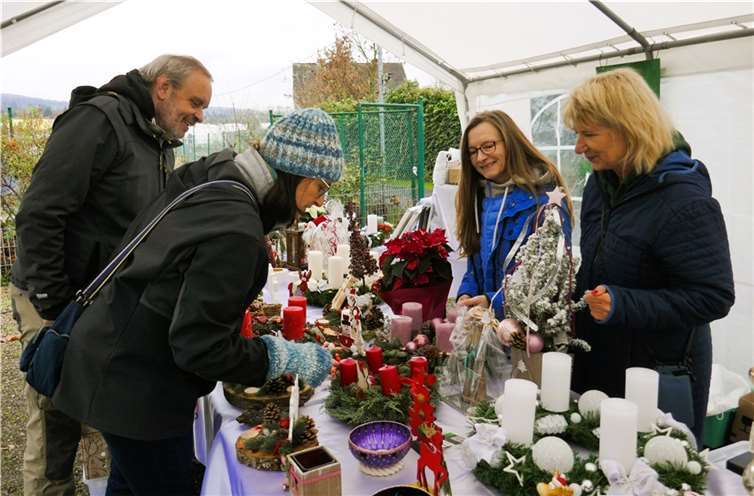 Ein Team des Tierheims hatte mit viel handwerklichem Geschick aus Baumscheiben, Tannengrün, Kugeln und Kerzen adventlichen Schmuck kreiert.