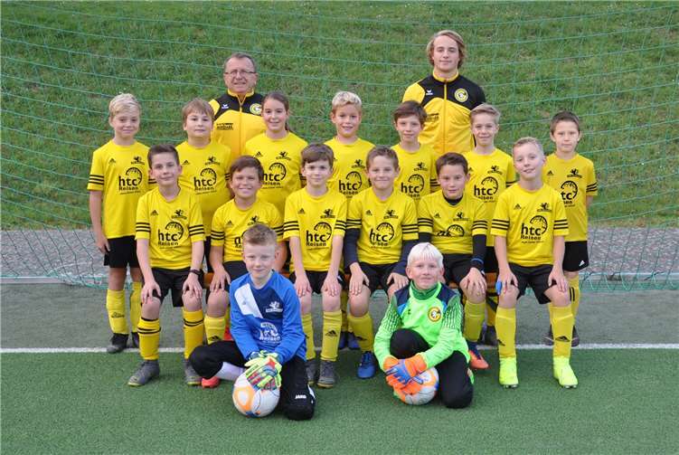 Ein Team mit Zukunft: die GSG-E2 mit ihren Trainern Wolfgang Drolshagen (h. li.) und Raphael Fuchs (h. re). Foto: privat