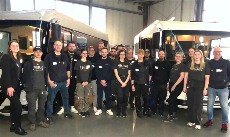 Ein Team von Fachangestellten und Auszubildenden stellten zum „Karrieretag“ Berufsmöglichkeiten bei Niesmann+Bischoff vor. Fotos: TE