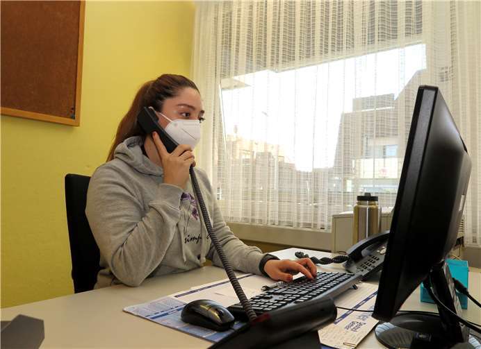 Ein Team von Mitarbeitern*innen (hier Elnaz Pourzare) beantwortet an der Corona-Hotline der Gemeinde Wachtberg die Fragen der Anrufenden.Foto: Gemeinde Wachtberg/mm