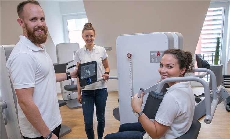 Ein Team von bestens ausgebildeten Sportwissenschaftlern, Physiotherapeuten und lizenzierten Fitnesstrainern kümmert sich im Fitnessstudio von dmt. Medical Fitness um das Wohlbefinden der Kunden.
