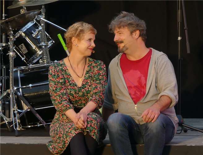 Ein Techtelmechtel unter anderweitig verheirateten Elternteilen geht natürlich niemand etwas an.