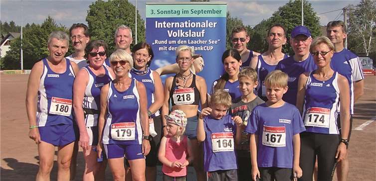 Ein Teil Sportler der LG Laacher See vor dem Hauptlauf in Heimbach-Weis, es fehlen die Walker Sylvia Franzen und Frank Monschauer sowie Felix Jahnz. privat