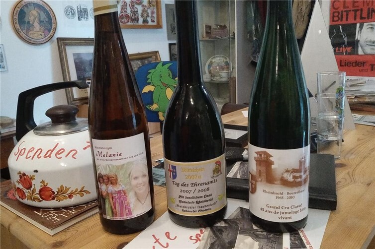 Ein Teil besonderer Rheinbrohler Weine, die sich im Museum befinden. 