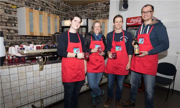 Ein Teil das Organisationsteams, hier Johannes Weinrich, Ulrike und Fedor Emmrich und Robert Meißner erwarteten die Zugteilnehmer mit Kinderpunkt, Glühwein und Bratwürstchen im Dorfsaal.CEW