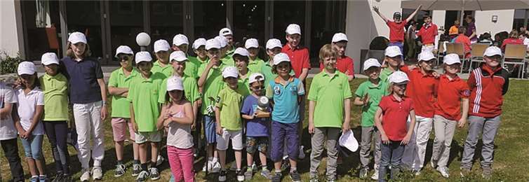 Ein Teil der 92 Kinder und Jugendliche, die den Weg zum Jugendturnier fanden.privat