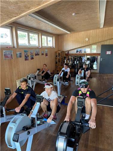 Ein Teil der Achtermannschaften, die von Sportlehrer Timo Sesterhenn sowie von Mike und Daggi Hippert betreut werden. Foto: KuBa