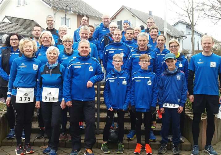 Ein Teil der Aktiven der LG Laacher See vor dem Start in Urmitz.Fotos: LG Laacher See