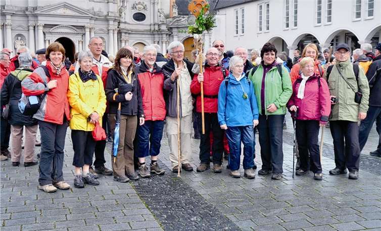 Ein Teil der Andernacher Pilgergruppe nach ihrem Eintreffen auf dem Innenhof der Abtei St. Matthias vor der Basilika. privat