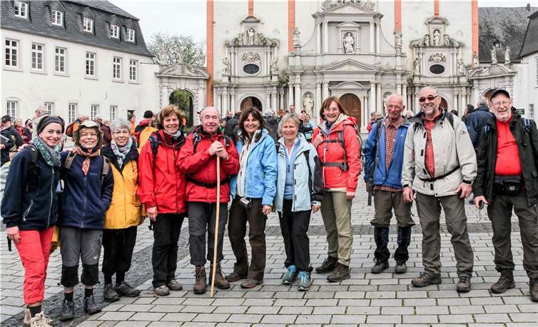 Ein Teil der Andernacher Pilgergruppe nach ihrem Eintreffen auf dem Innenhof der Abtei St. Matthias vor der Basilika.privat