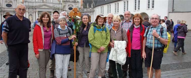 Ein Teil der Andernacher Pilgergruppe nach ihrem Eintreffen auf dem Innenhof der Abtei St. Matthias. Mechthild Heil war zum zehnten Mal dabei und bekam wie auch die übrigen Geehrten eine Pilgerkerze überreicht. Privat