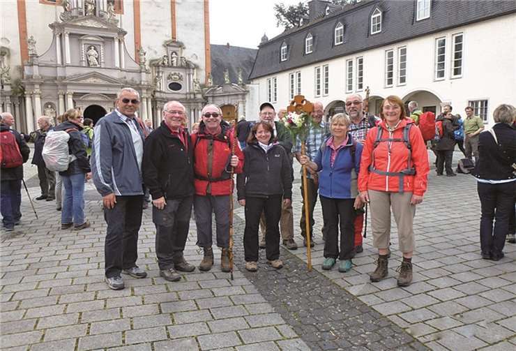 Ein Teil der Andernacher Pilgergruppe nach ihrem Eintreffen auf dem Innenhof der Abtei St. Matthias vor der Basilika.privat