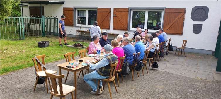 Ein Teil der Anwesenden in geselliger Runde, während der Rest noch am Schießstand sein „Bestes“ gab.  Foto: G. Greßler