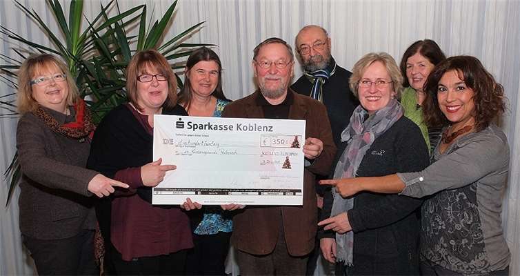 Ein Teil der Aussteller bei der Übergabe des Schecks an die Küsterin des „Hauses der Begegnung“ in Rübenach, Frau Martina Wiß. privat