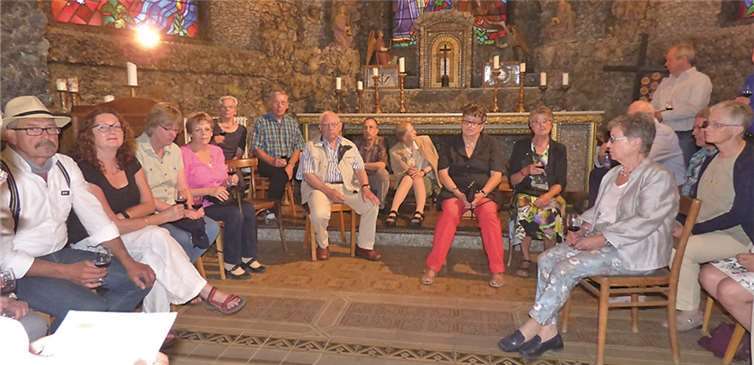 Ein Teil der Besucher im Allerheiligsten der Wallfahrtskirche.privat