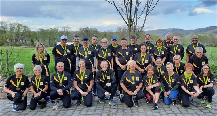 Ein Teil der Bonn Starter mit Medaillen am Laacher See.  Foto: Elisabeth Waldorf