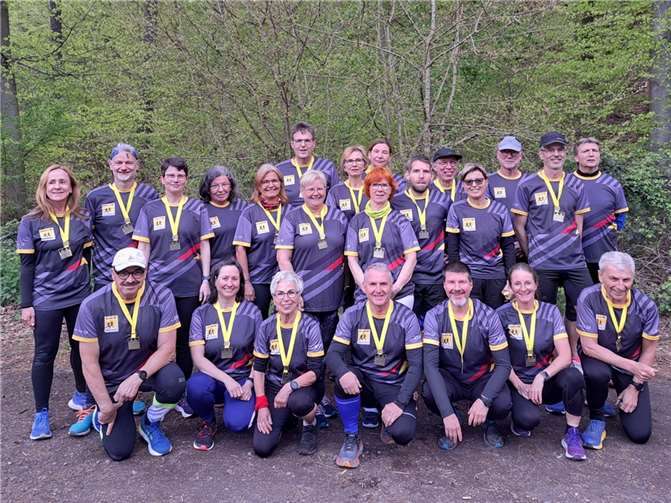 Ein Teil der Bonn Starter mit Medaillen am Laacher See. Foto: Joachim Massion