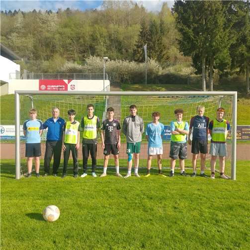 Ein Teil der C1-Jugend mit Trainer Reinhard Koch und Louis Klapperich (sechster von links). Foto: Reinhard Koch