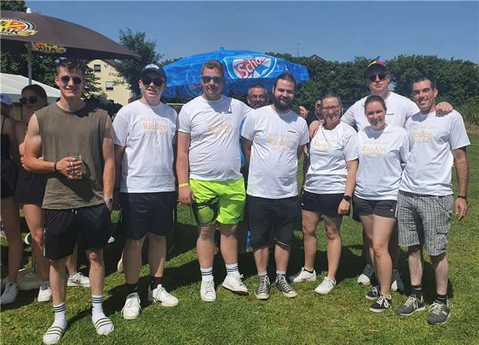 Ein Teil der Eifeler Mannschaft stellt sich zum Foto: (v.l.) Teamchef Jakob Schumacher, Felix Hinz, Julian Brust, Jannis Lischwe, Janine Pitzen, Theresa Kraus, Bastian Portz und der Volkesfelder Riedener Markus Haxe Hackenbruch.