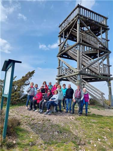 Ein Teil der Gruppe am Weiselstein. Foto: Ursula Jäge