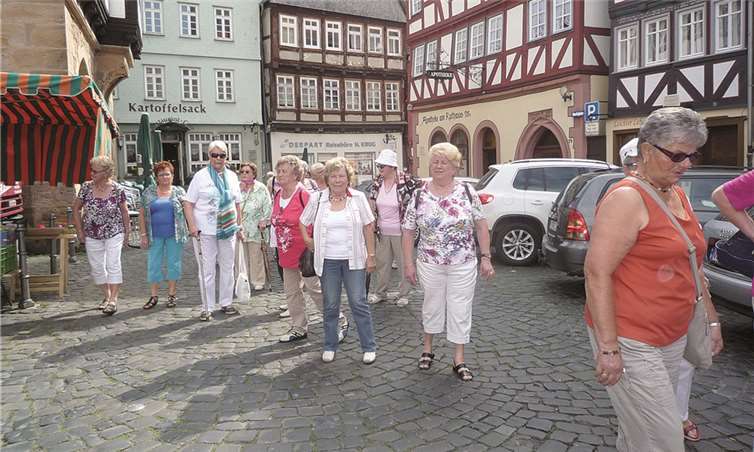 Ein Teil der Gruppe bei der Ankunft auf dem Rathausplatz in Alsfeld.privat