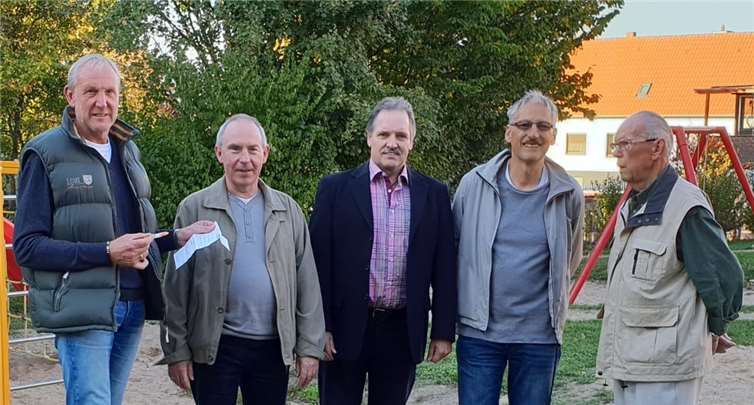 Ein Teil der Gruppe fand sich auf dem Oedinger Kinderspielplatz in der Ortsmitte wieder (von links): Olaf Wulf, Detlef Schmitt, Wolfgang Bachem, Heinz Berhausen und Günter Johnke.Dieter Holstein