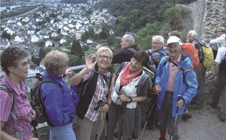 Ein Teil der Gruppe genießt die Aussicht von der Niederburg über Kobern. privat