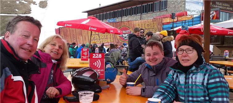 Ein Teil der Gruppe ist schon beim Après-Ski im Stalet.