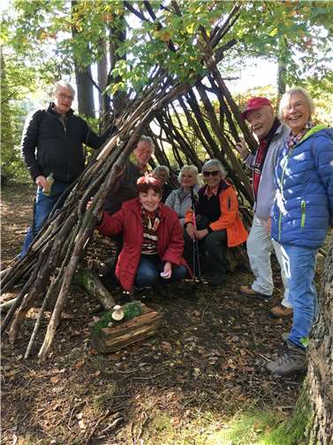 Ein Teil der Gruppe versuchte es, sich im Tipi gemütlich zu machen. Es ist aber wohl eher für kleinere Besucher gedacht!Foto: privat
