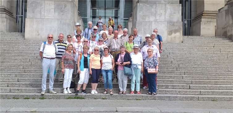 Ein Teil der Gruppe vor dem Bundestag.  Foto: privat