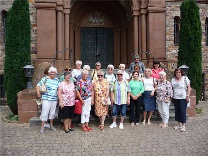 Ein Teil der Gruppe vor der Abteikirche. Foto: privat