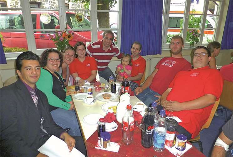 Ein Teil der Helfer, die ebenfalls spendeten, beim Imbiss.privat