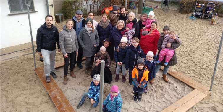 Ein Teil der Helfer, die sich an der Aufräumaktion auf dem Spielplatz beteiligten. privat