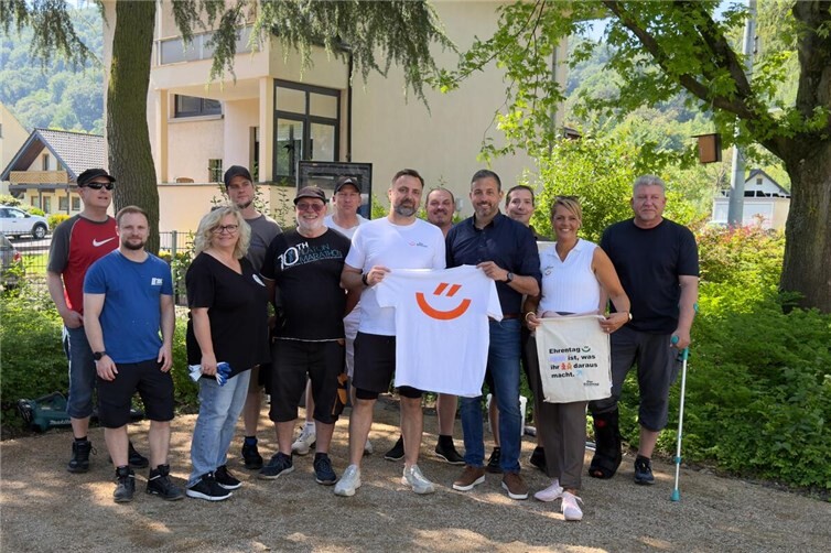 Ein Teil der Helfer mit Oberbürgermeister Christian Greiner und Ortsvorsteher Timur Külahcioglu 