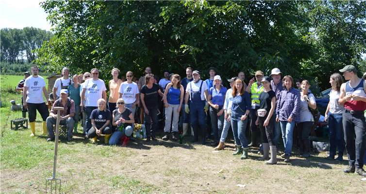 Ein Teil der Helfer mit Rolf Hübner und Frauke Helf (6. und 8.v.l. mit Aufschrift Rhodius) mit Nicole Müller (7.v.l.) in der kurzen Mittagspause. Foto: AB