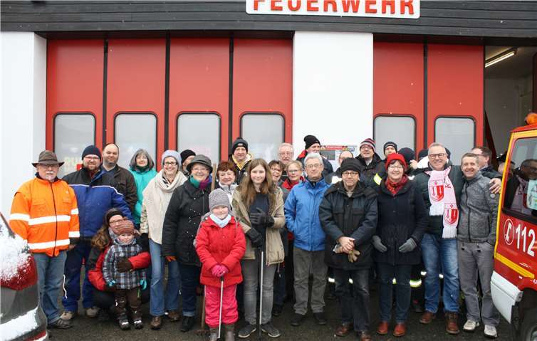 Ein Teil der Helfer vor der Feuerwehr.privat