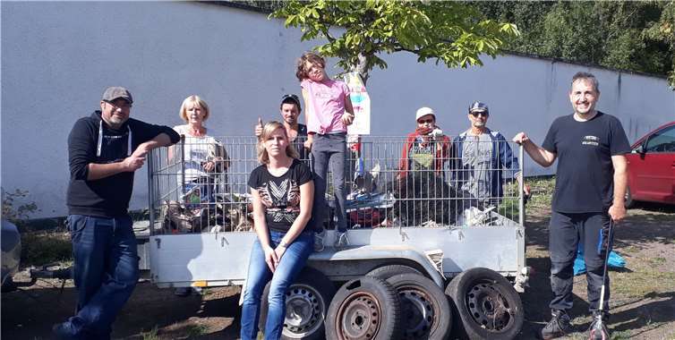 Ein Teil der Helferinnen und Helfer am Sammelpunkt Schützenhalle Niedermendig. Alleine hier konnten im Umkreis von nur 200 m insgesamt zwölf Müllsäcke voller Unrat, sowie vier Autoreifen eingesammelt werden. Fotos: GRUND aufzustehen e. V.