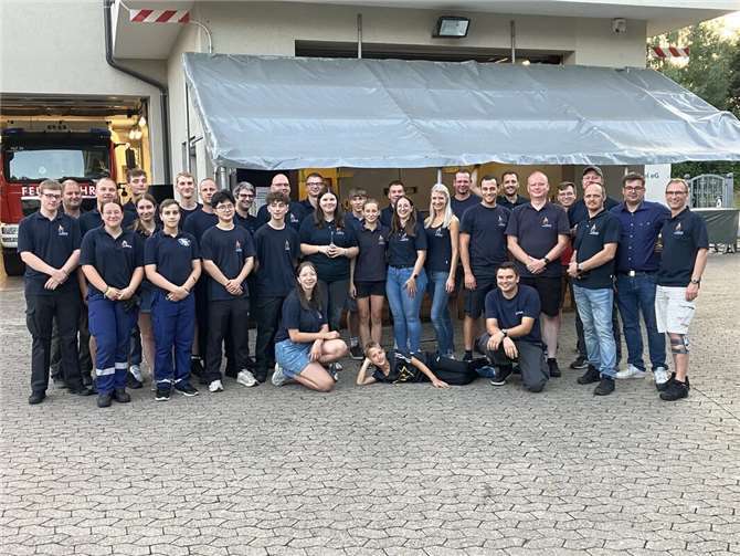 Ein Teil der Helferinnen und Helfer der Feuerwehr Plaidt am Sonntagabend nach dem Abbau der ersten Zelte und Buden. Fotos: Feuerwehr Plaidt/ Kai Schwindenhammer