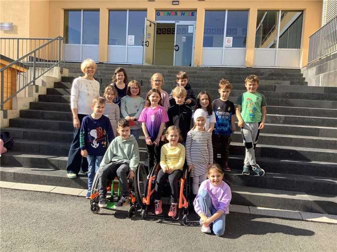 Ein Teil der Klassenstufe 1 hatte bereits Gelegenheit, die Rollstühle in den Pausen auszuprobieren – den Kindern hat das Rollstuhlfahren sehr gefallen. Die Erstklasslehrerinnen Stefanie Schwenk und Rose Merfels betreuen die Materialausstattung des Erste-Hilfe-Raumes und freuen sich über die zwei Rollis. Fotos: privat
