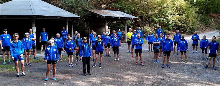 Ein Teil der LG’ler bei der Begrüßung vor der Finnenhütte im Nitztal.Foto: privat