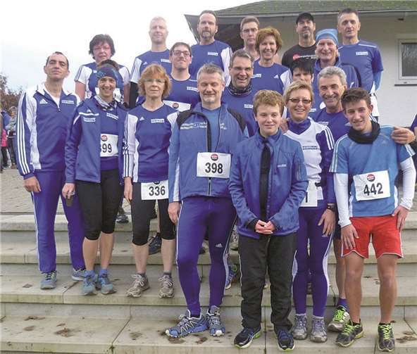 Ein Teil der LG’ler vor dem Start beim Crosslauf in Kaisersesch.Privat