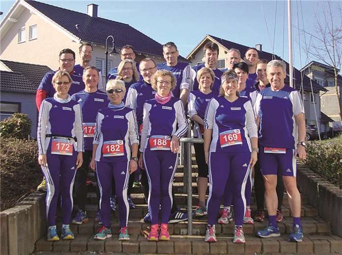 Gesamtsieg über 3000 Meter Ein Teil der LG’ler vor dem Start des 10-km-Laufs. privat