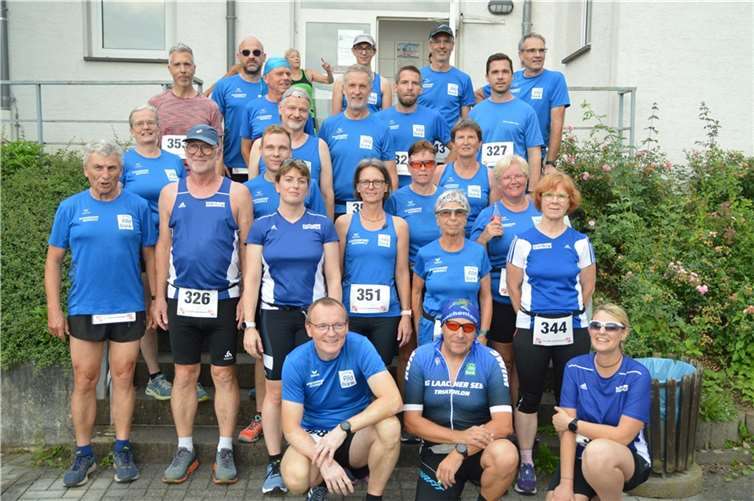 Ein Teil der LG’ler vor dem Start des Hauptlaufs in Ochtendung.  Foto: Joachim Massion