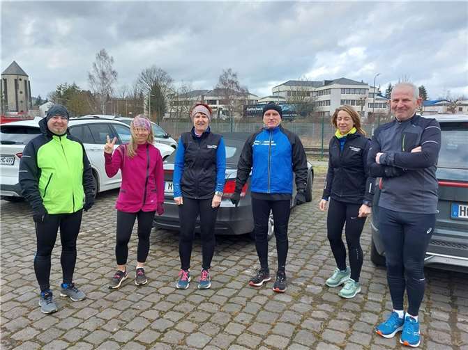 Ein Teil der LG’ler vor dem Start des Testlaufs auf dem Radweg in Mayen (v.li. Daniel Bölts, Heike Court, Susanne Haupenthal, Karl-Heinz Schuster, Silvia Wulf-Schäfer, Joachim Schäfer). Fotos: privat