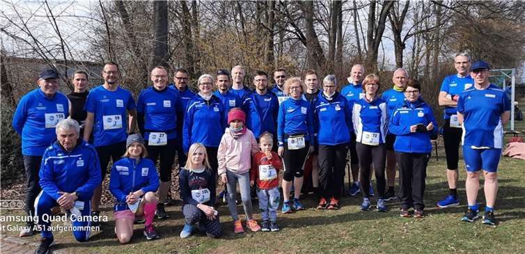 Ein Teil der LG’ler vor dem Start in Urmitz. Vor dem betreten des Sportgeländes wurde der Impfstatus gemäß den entsprechenden Bestimmung geprüft.  Foto: privat