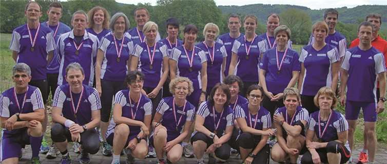 Ein Teil der Laufgruppler mit Medaille vor dem ersten Lauftreff nach dem Mittelrhein-Marathon.Privat