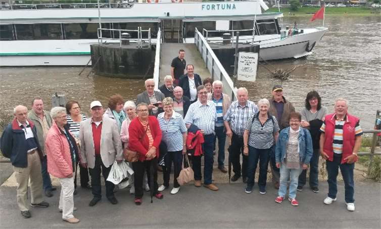 Ein Teil der Mitreisenden vor der „Fortuna“ in Cochem. privat