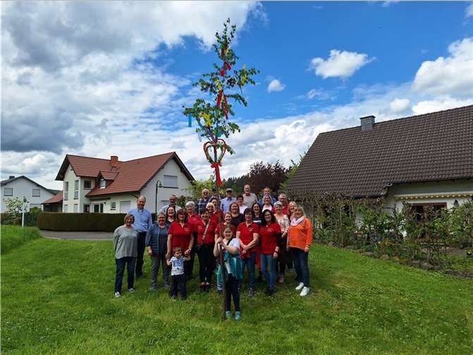 Ein Teil der Möhnenschar mit ihrem festlich geschmückten Maibaum. Foto: Joachim Stahl